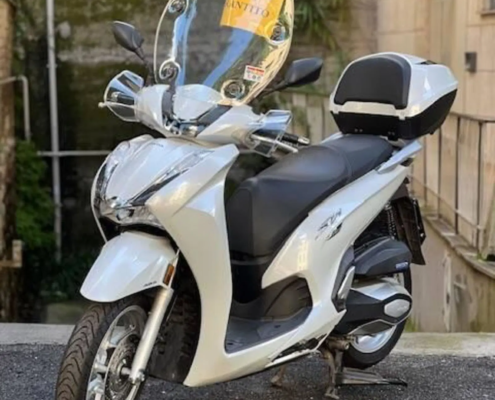 Honda SH 350 usato Scooter Honda SH 350 usato garantito di colore bianco in vendita a Roma da Moto Capital, in zona Balduina.