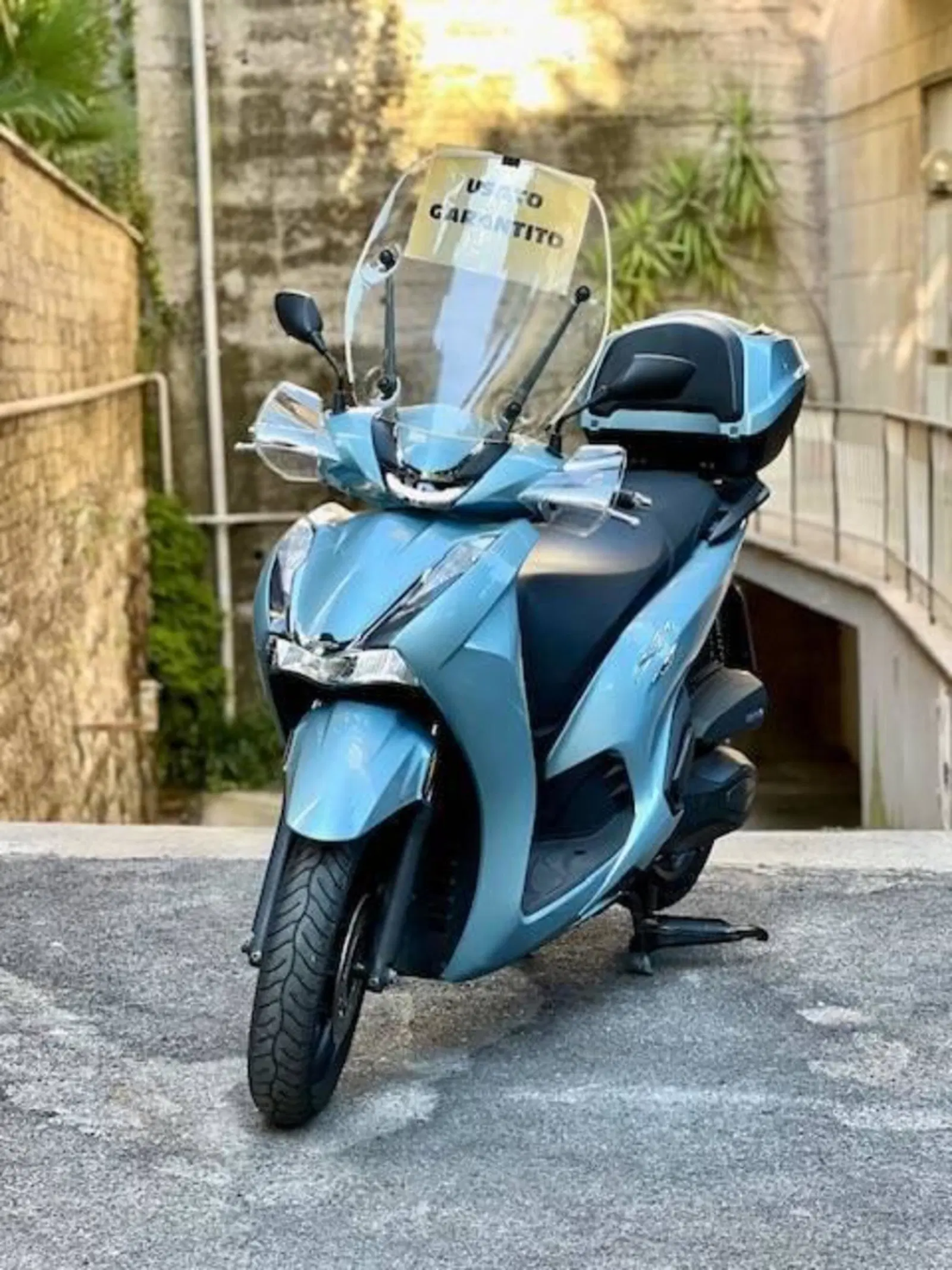 Honda SH 350 usato garantito Scooter Honda SH 350 usato garantito di colore celeste in vendita da Moto Capital, a Roma, zona Balduina.