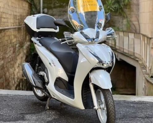 Honda SH 350 usato Scooter Honda SH 350 usato garantito di colore bianco in vendita a Roma da Moto Capital, in zona Balduina.