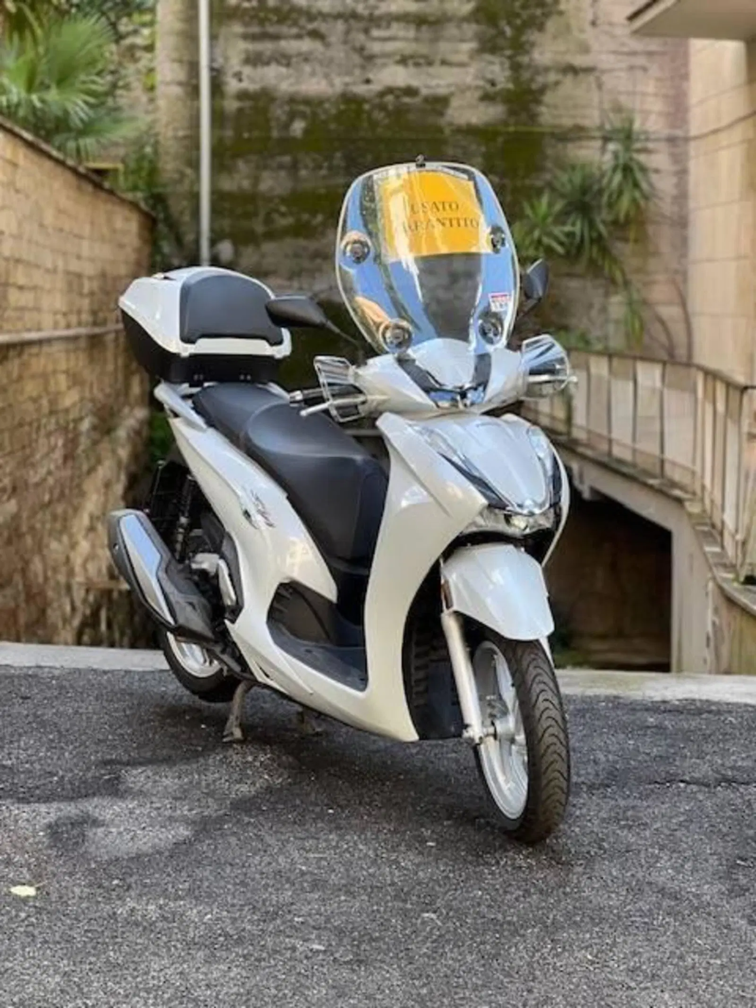 Honda SH 350 usato Scooter Honda SH 350 usato garantito di colore bianco in vendita a Roma da Moto Capital, in zona Balduina.