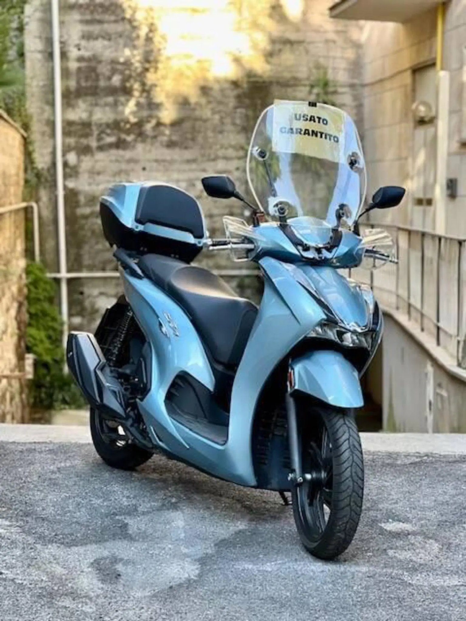 Honda SH 350 usato garantito Scooter Honda SH 350 usato garantito di colore celeste in vendita da Moto Capital, a Roma, zona Balduina.